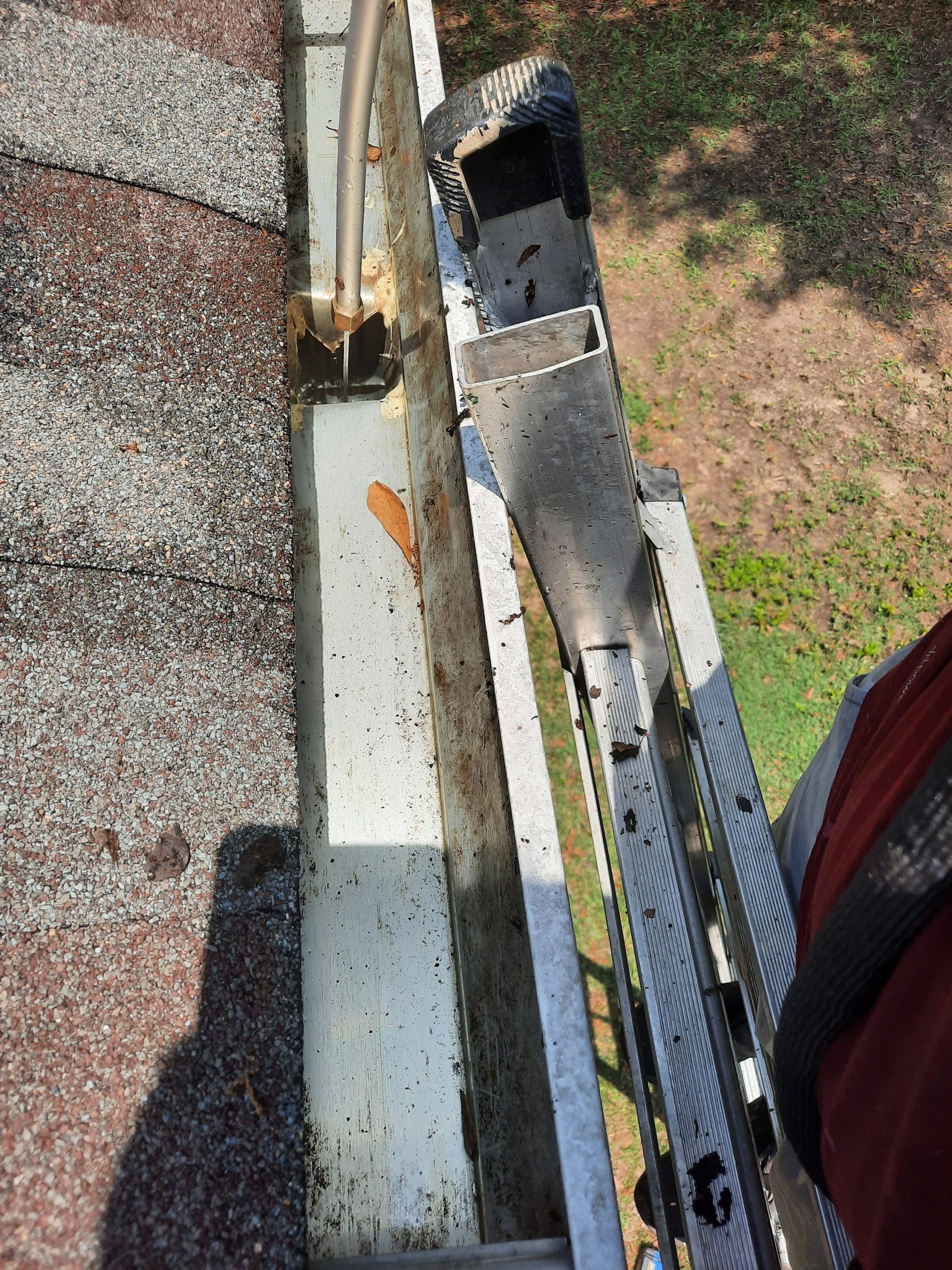 Gutter Cleaning Service in Olathe, KS for Victor's Home