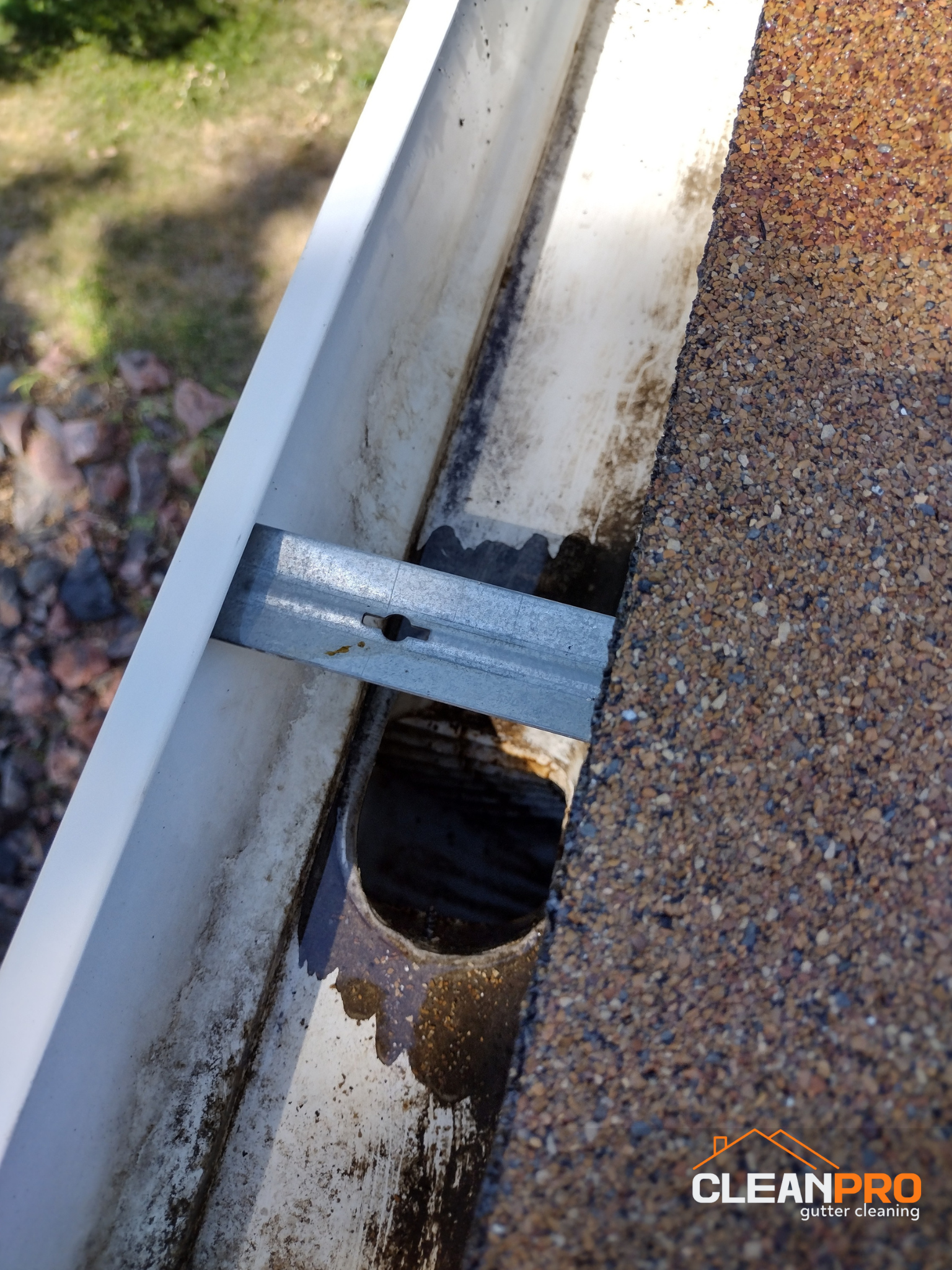 Gutter Cleaning in Huntsvillle for Katie Home