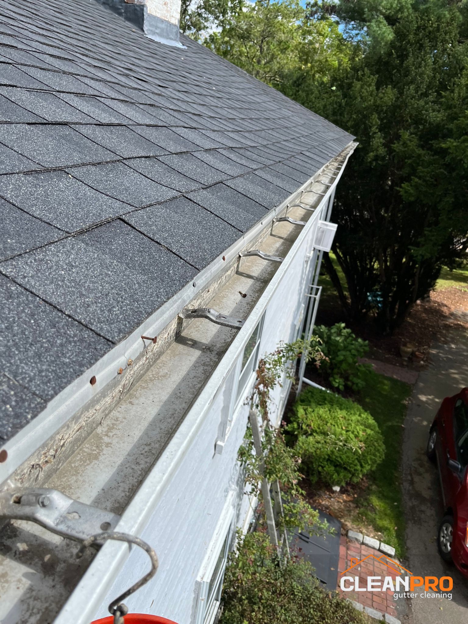 Top Notch Gutter Cleaning Service in Milwaukee