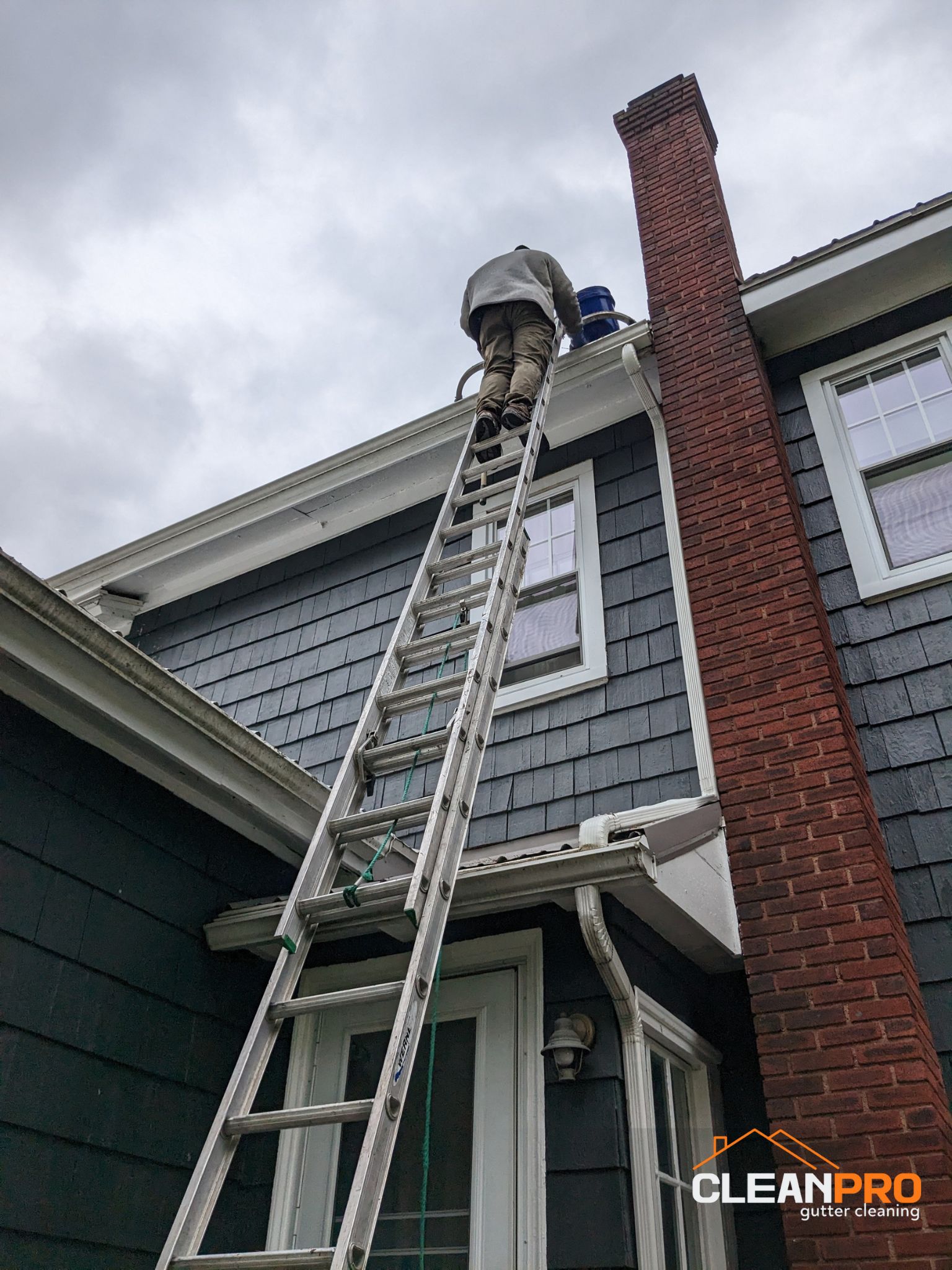 Top Notch Gutter Cleaning Service in Naperville